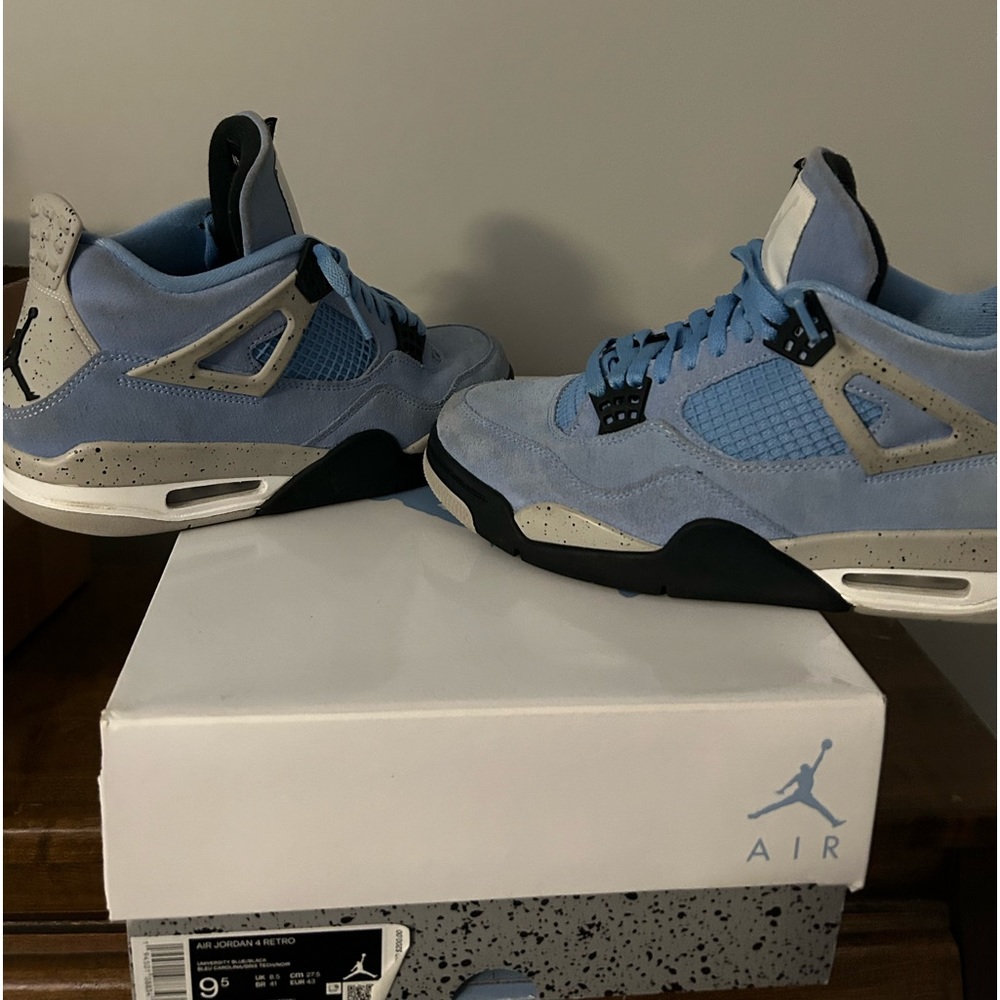 Air Jordan 4 Retro UNC University Blue Size 9.5